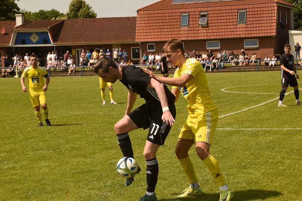 Jannick Loose (am Ball, SC Rönnau) gegen Leif Thomsen (Osterrönfelder TSV). © 2025 Olaf Wegerich