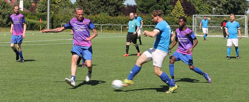Jannik Kelbe (Freizeitclub SV Hammer) trifft zum 2:0 gegen Roter Stern Flensburg. © 2025 Helwig Pfalzgraf