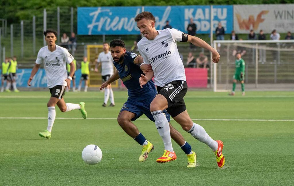 Jonah Gieseler (Heider SV, re.), gegen Berkay Isik (SV Hemelingen), hatte viele Ballkontakte . © 2025 Volker Schlichting