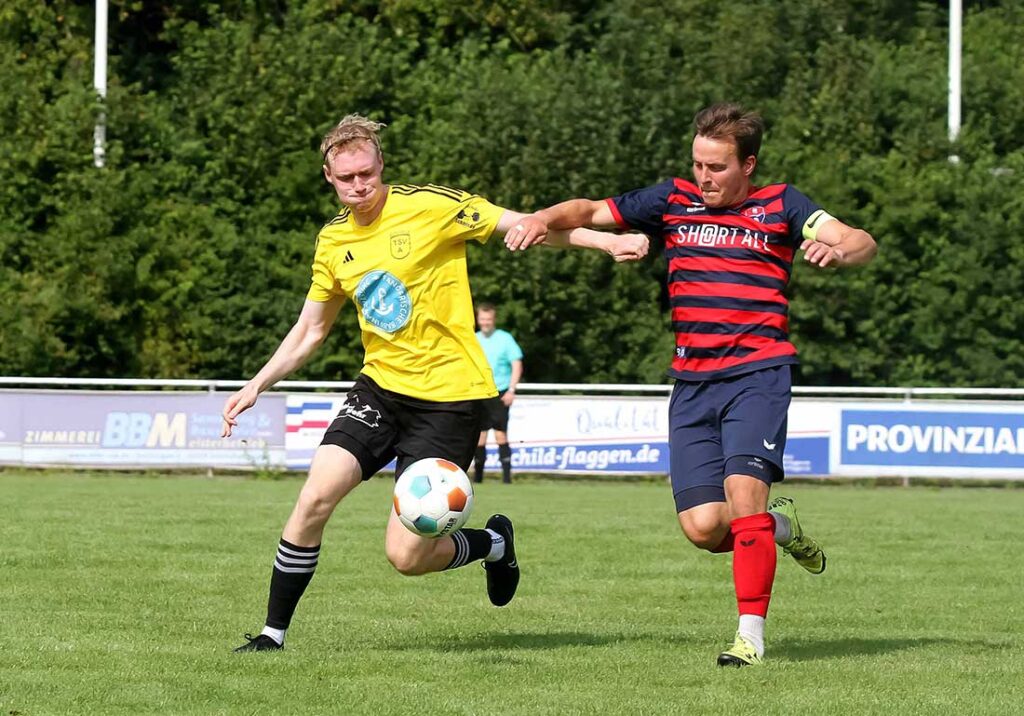 Karl-Christian Melfsen (RB Obere Treene) gegen Mats Vogler (li., TSV Altenholz) © 2024 Ismail Yesilyurt