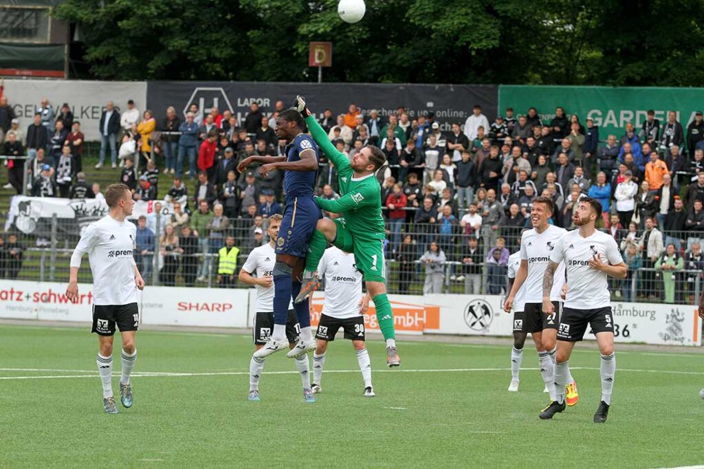 Keeper Eric Gründemann (Heider SV) im Einsatz gegen Isa Jabbeh (SV Hemelingen). © 2025 Ismail Yesilyurt