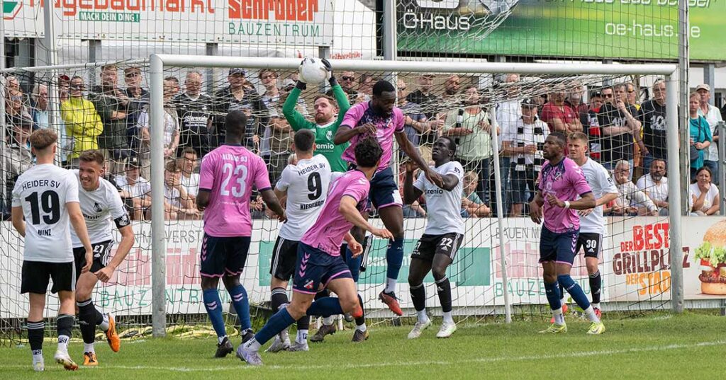 Keeper Eric Gründemann (Heider SV) packt sicher zu. © 2025 Volker Schlichting