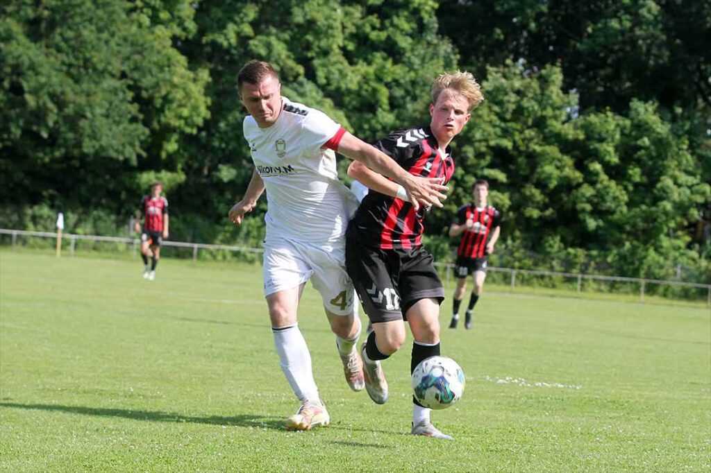 Kevin Hentzsch (re., TSV Kropp) gegen Tomislav Blazheski (1. FC Phönix Lübeck II). © 2025 Ismail Yesilyurt