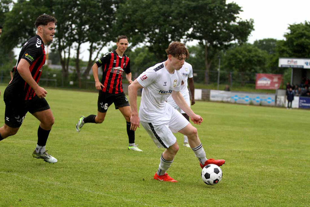 Kevin Knott (1. FC Phönix Lübeck II), von Til Berg (TSV Kropp) verfolgt,  hielt seinen Bereich sauber. © 2025 Ismail Yesilyurt