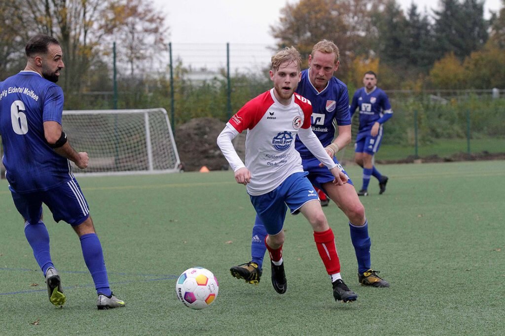 Levin Jensen (mitte, Husumer SV) erzielt den 4-3-Siegtreffer in der Abstiegsrelegation gegen den TSV Travemünde. © 2023 Ismail Yesilyurt