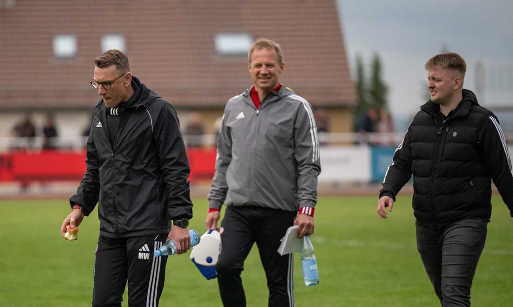 Markus Wichmann (Heider SV) geht nach dem 2:1 gegen Altona gut gestärkt ins Duell mit Hemelingen. Mitte Co-Trainer Tobias Dau und rechts Hannes Nissen (Geschäftsführer Heider SV Liga GmbH)