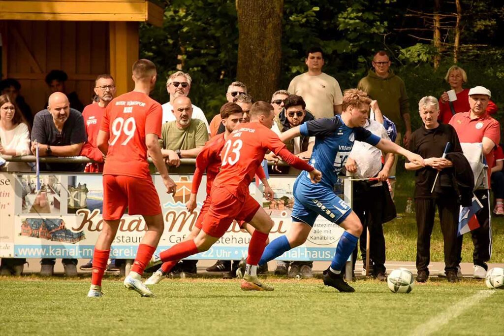 Mattes Brusberg (TUS Jevenstedt) ist links gegen Pacal Polonski (13), Eugen Halili (99) und Batuhan Ibrahimoglu (Inter Türkspor) durch. © 2025 Olaf Wegerich