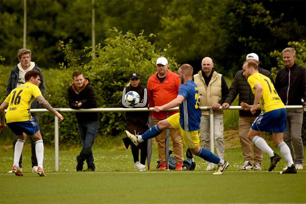 Maxi Ecke (OTSV) gegen Mirko Schultz (li) u. Torge Schöning (Rönnau). © 2025 Olaf Wegerich