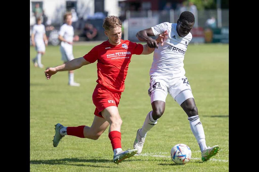 Maximilian Stephan (li.), hier gegen Daouda Soumah (Heider SV), bleibt weiterhin TSBer. © 2025 Volker Schlichting