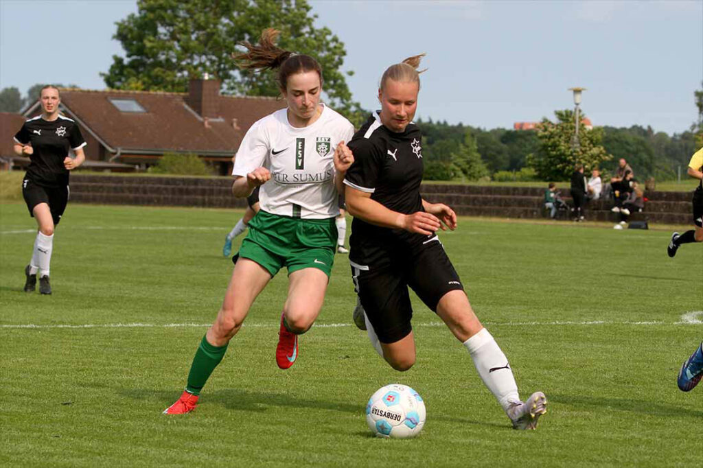 Michelle Heinecke (IF Stj. Flensborg) hat aufgepasst und stellt Anna Nunold (li., Eichhholzer SV). © 2025 Ismail Yesilyurt