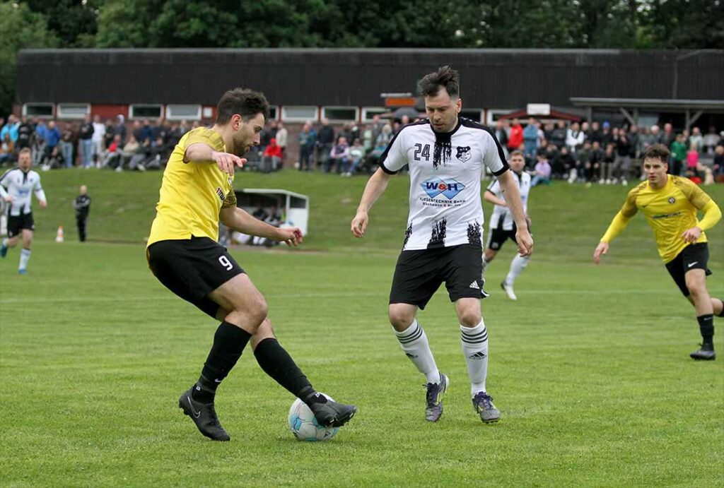 Nico Otto (Wiker SV) hat zu Beginn gleich eine gute Chance. rechts Ronny Müller (VfR Horst). © 2025 Ismail Yesilyurt