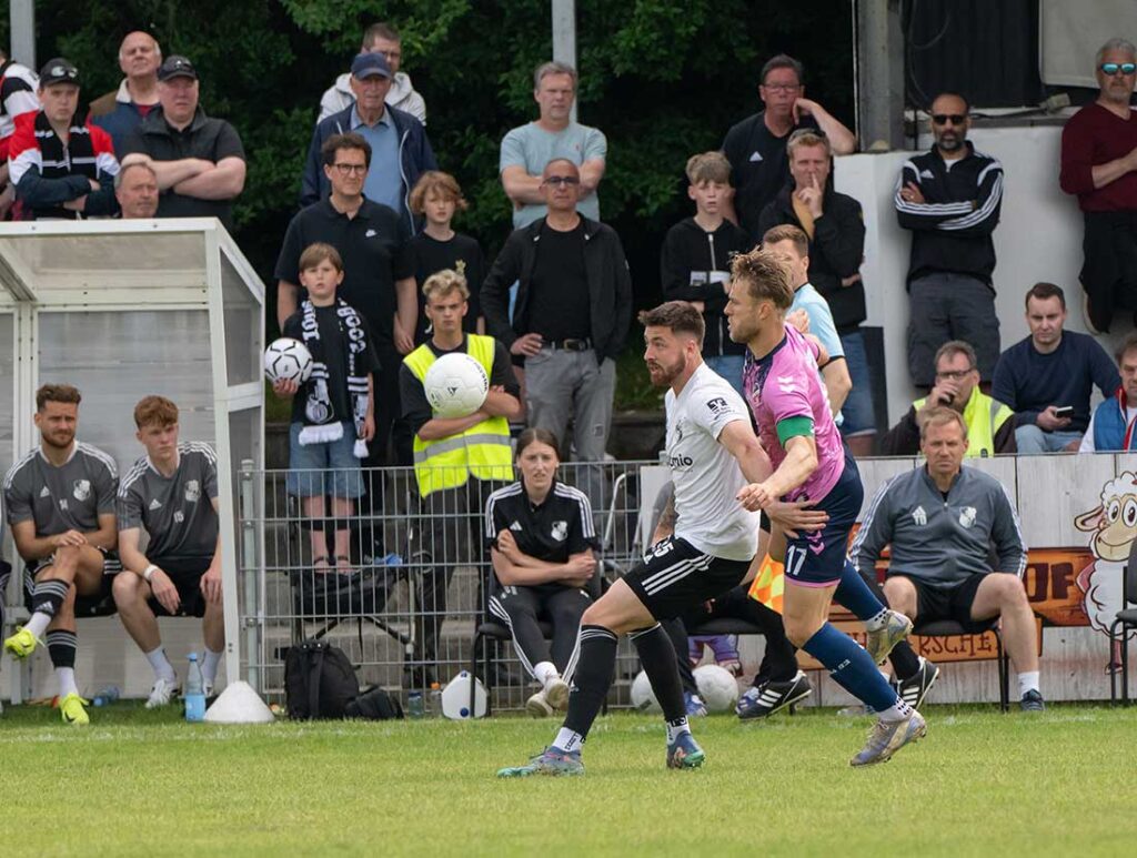 Patrick Storb (Heider SV) bremst hier Rasmus Tobinski (Altona 93) aus. © 2025 Volker Schlichting