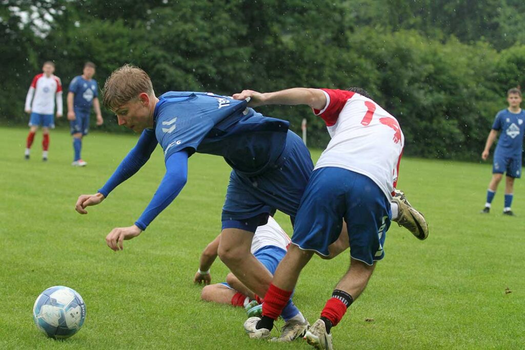 Sander Lange (in blau, TSV Plön) gegen Mushtak Beko (Husumer SV). © 2025 Ismail Yesilyurt