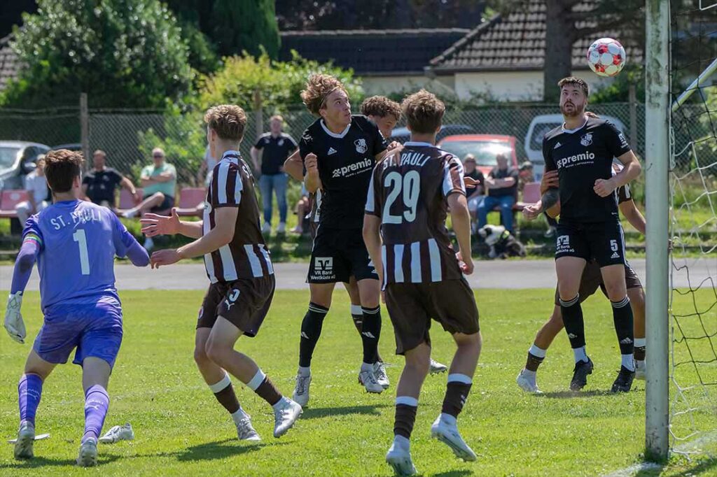 Thede Reimers (mitte, Heider SV) ist Torschütze zum 1:1 per Kopfball. © 2025 Volker Schlichting