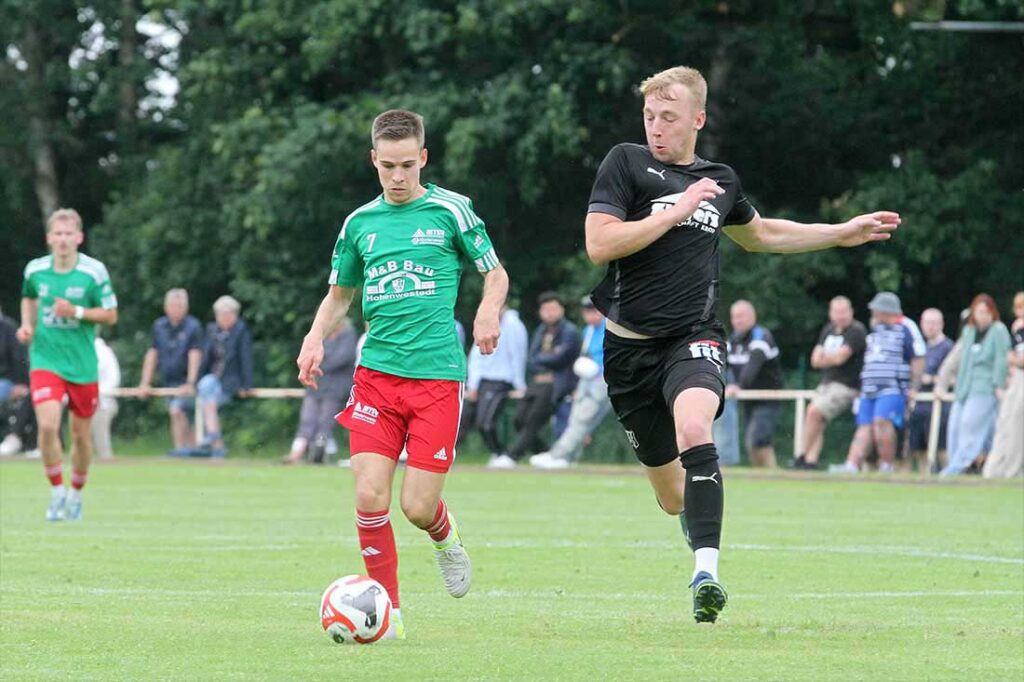 Thies Kochanski (MTSV Hohenwestedt) am Ball gegen Timo Bamler (Eckernförder SV). © 2025 Ismail Yesilyurt