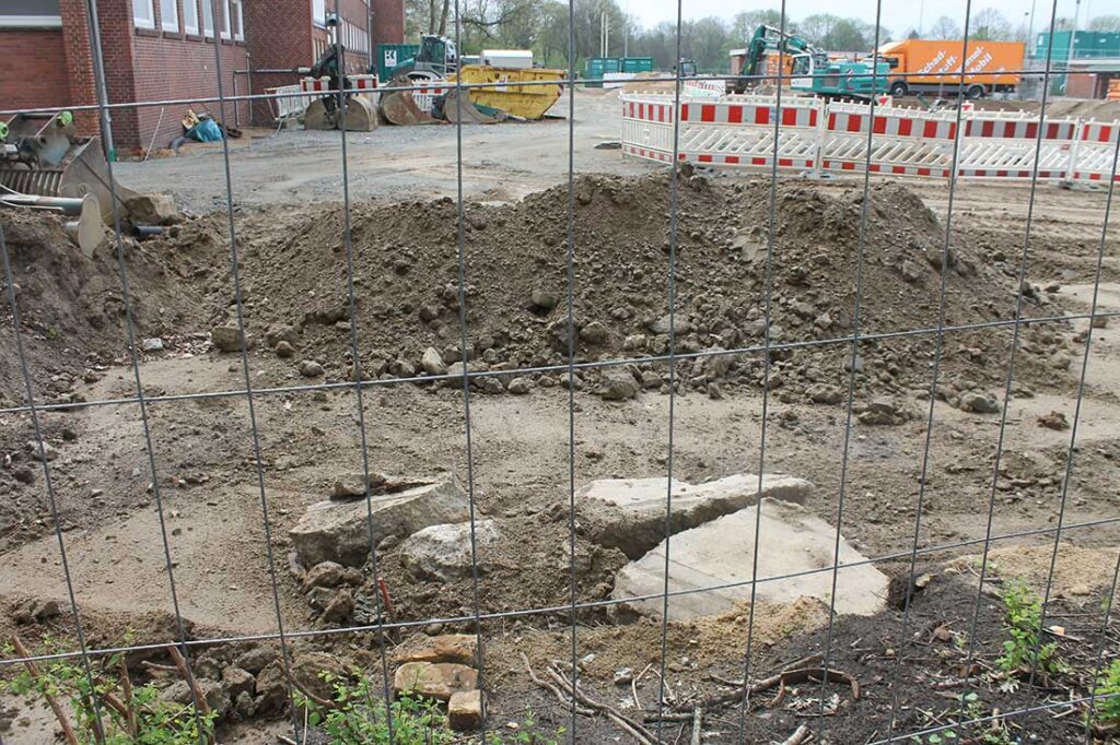 Trümmerteile der Halle. © privat