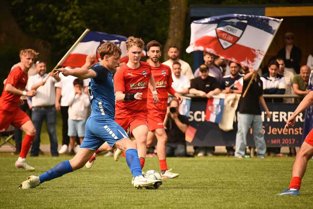 Viel spielte sich im Mittelfeld ab - wie hier Tim Peters (Jevenstedt, am Ball) gegen Tom Marquardt (Inter Türkspor). © 2025 Olaf Wegerich
