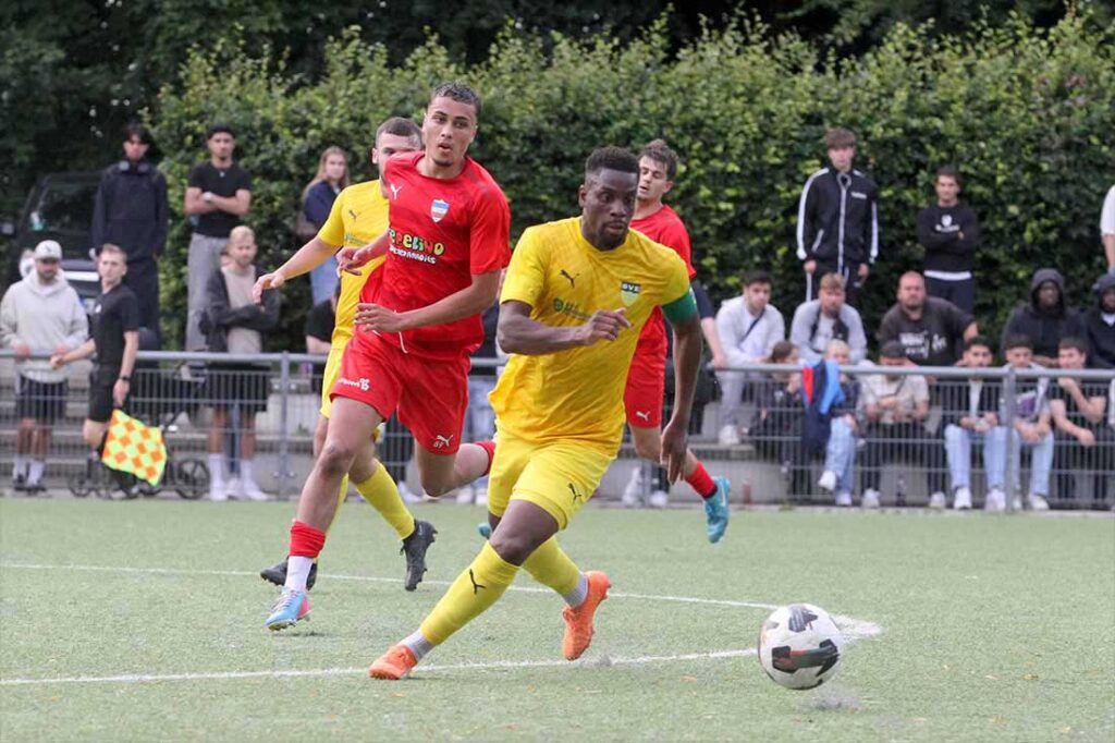 Abwehrchef Teyi Lawson-Body (SVE Comet Kiel) hat aufgepasst und ist vor Santino Laubinger (Inter Türkspor Kiel am Ball. © 2025 Ismail Yesilyurt