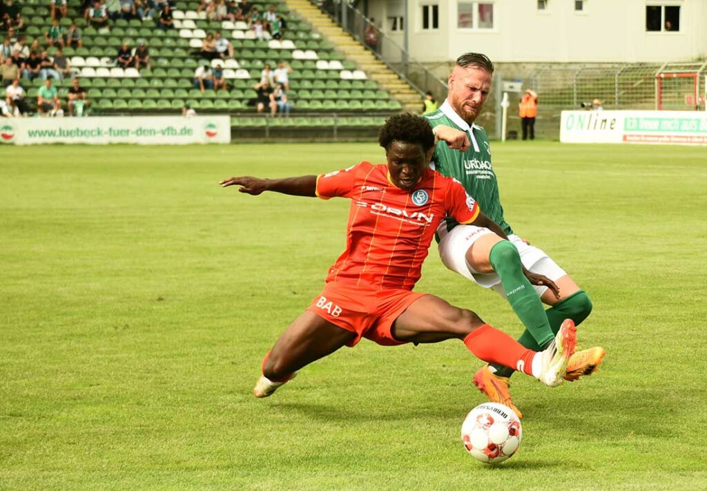 Amoro Diedhiou (Bremer SV) gegen Pierre Becken (VfB Lübeck). © 2025 Olaf Wegerich
