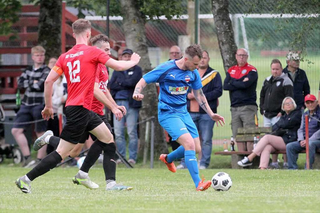 Andre Volkers (Inter Türkspor Kiel) kommt vor Mika Rosenthal (Rot-Schwarz Kiel) zum Flanken. © 2025 Ismail Yesilyurt.JPG