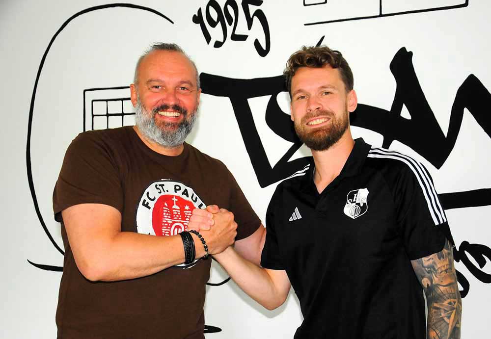 Andreas Meyenburg freut sich als Pauli-Fan riesig über den ehemaligen Kiez-Kicker Christopher Buchtmann. © 2025 Heider SV Liga GmbH