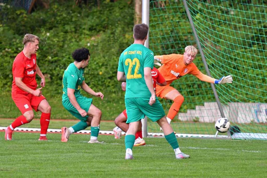 Anis Assameur (SVE Comet Kiel) verkürzt auf 2:3. Kilia-Keeper Pelle Kieker kommt da nicht mehr ran. © 2025 Jörg Moritz