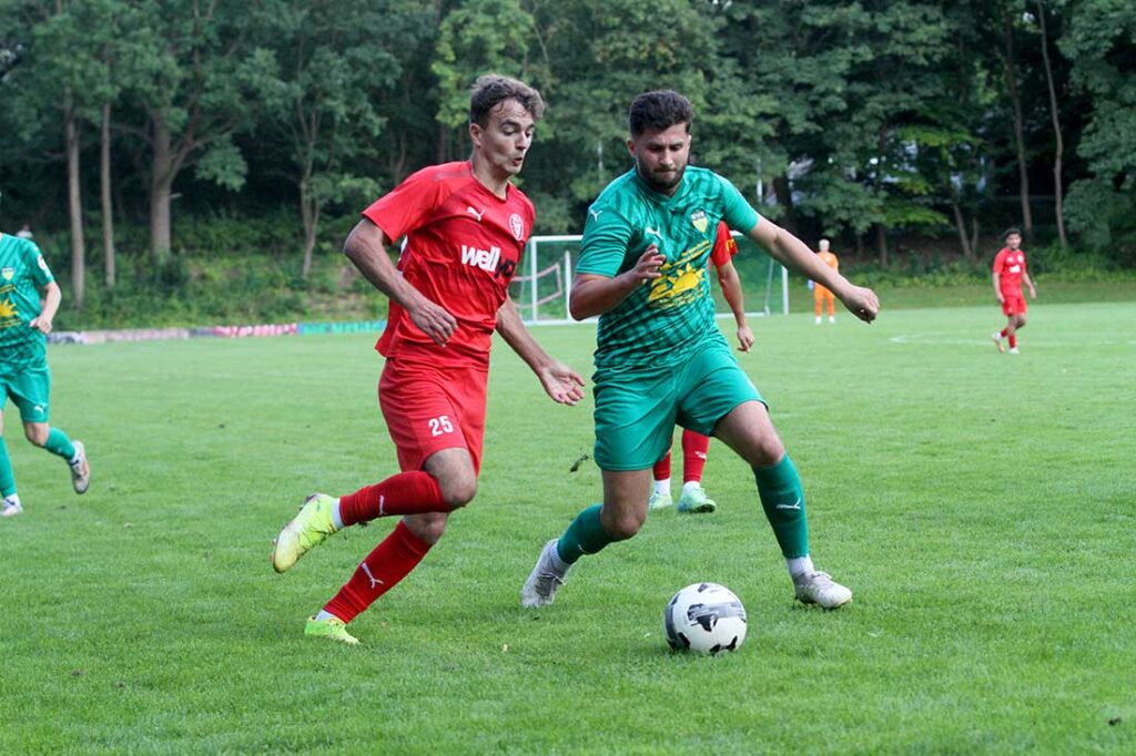 Arian Jashari (SVE Comet Kiel) kann hier gleich Drilon Trepca (li., Kilia Kiel) stoppen. © 2025 Ismail Yesilyurt