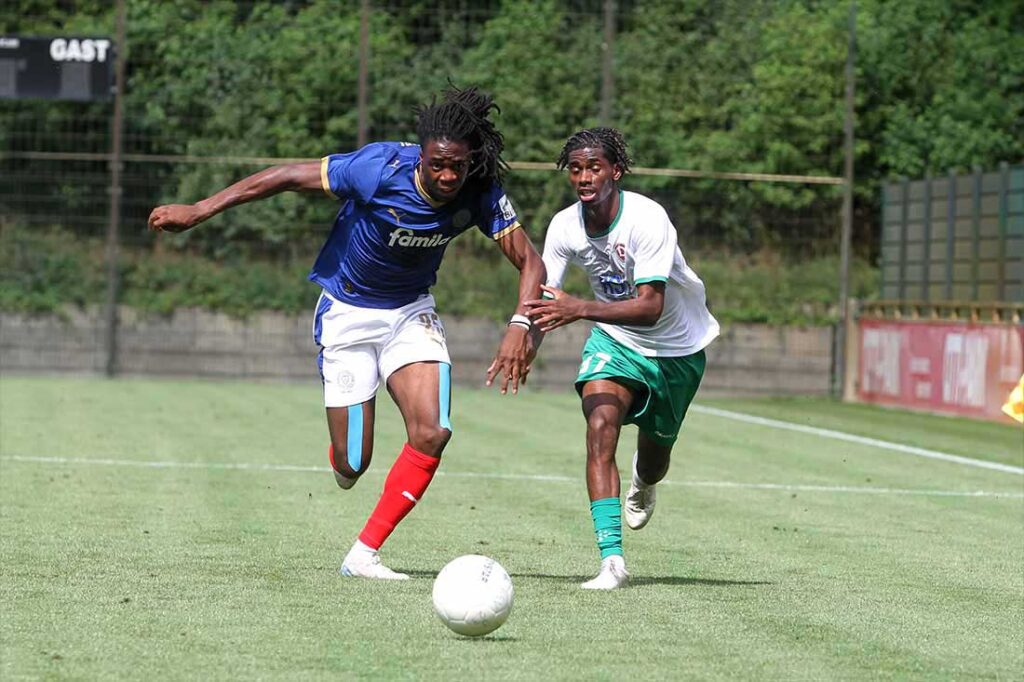 Aurel Wagbe (Holstein Kiel II) gewinnt diesen Sprint gegen Mohand Almansori (SG Dynamo Schwerin). © 2025 Ismail Yesilyurt
