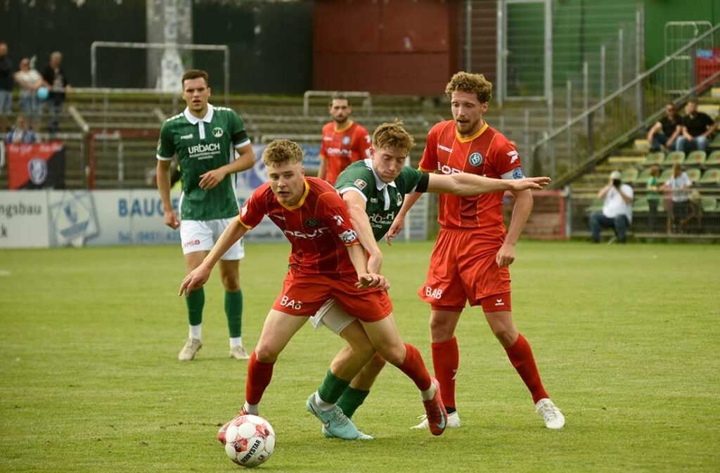 Bjarne Pfundheller (VfB Lübeck) gegen Luca-M. Schlake (li) und Justin Bretgeld (Bremer SV). © 2025 Olaf Wegerich