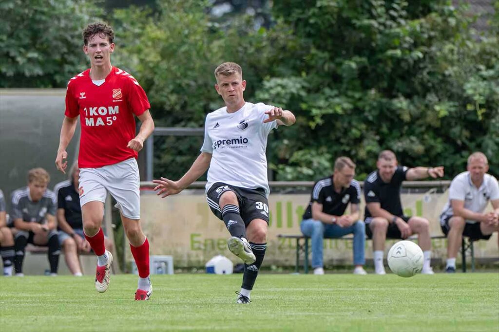 Björn Lambach (rechts) treibt das Spiel des Heider SV gegen den SV Eichede an. © 2025 Volker Schlichting