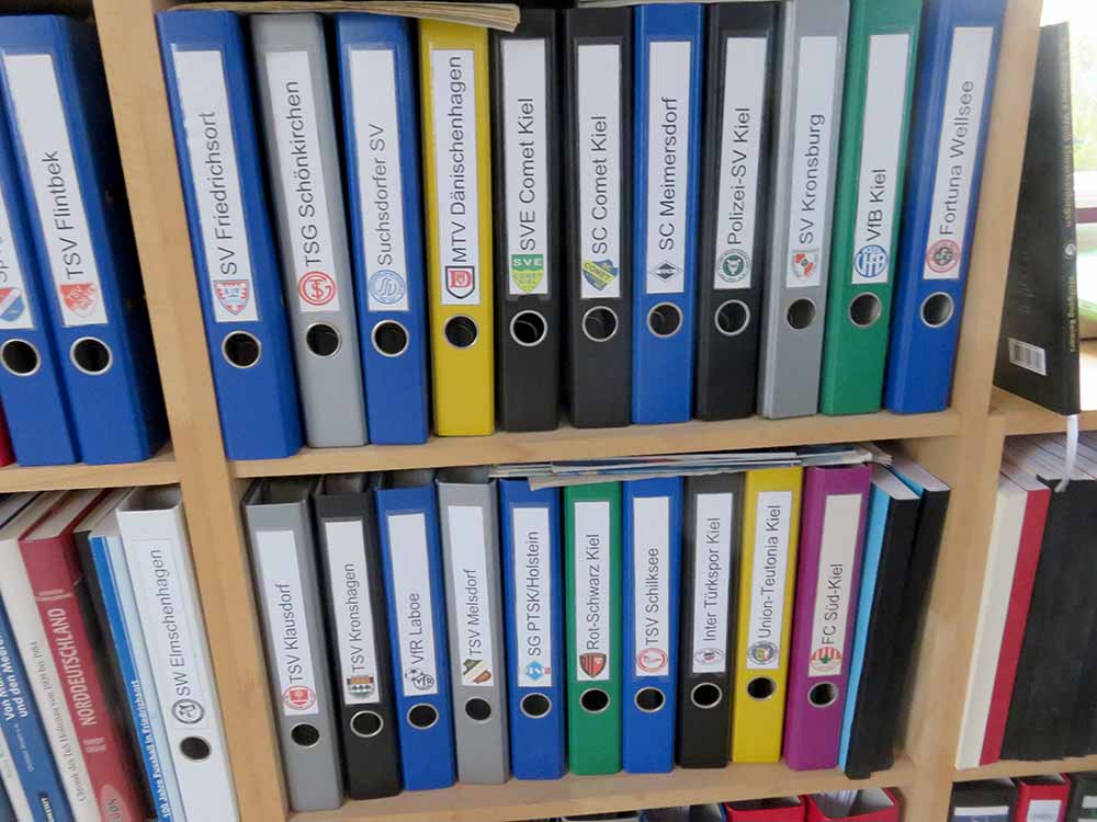 Ein Ordner mit allen Fakten für jeden Kieler Verein: Grundlage für die Fußballbücher. © Felix Rosek