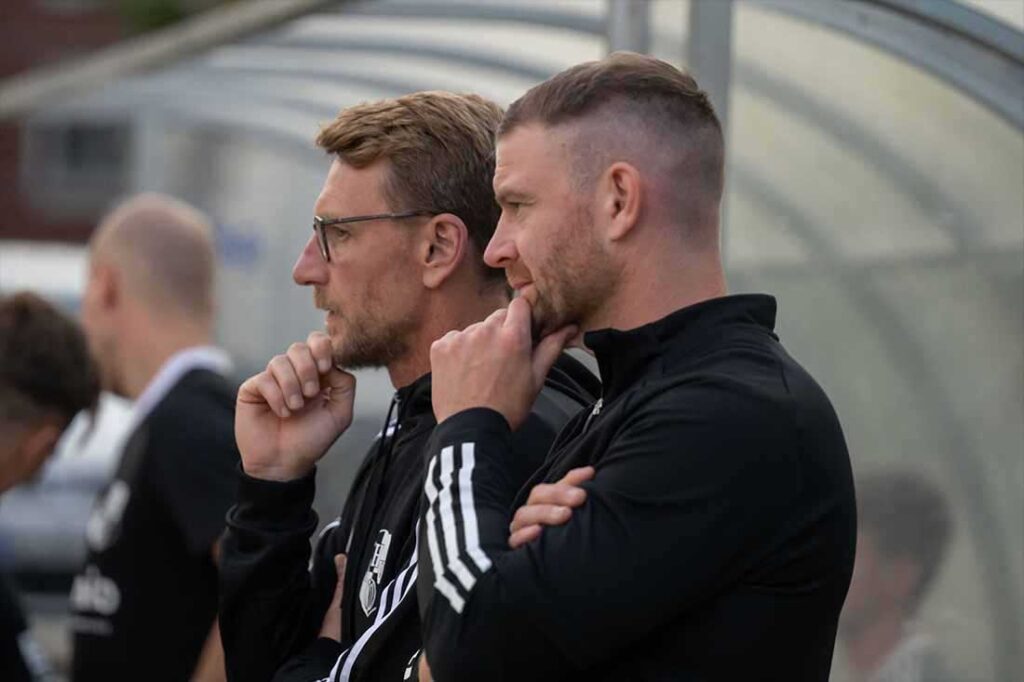 Chefcoach Markus Wichmann (li.) und Leif hahn aus dem Trainerteam des Heider SV haben fast die Qual der Wahl im Pokal bei Frisia. © 2025 Volker Schlichtin