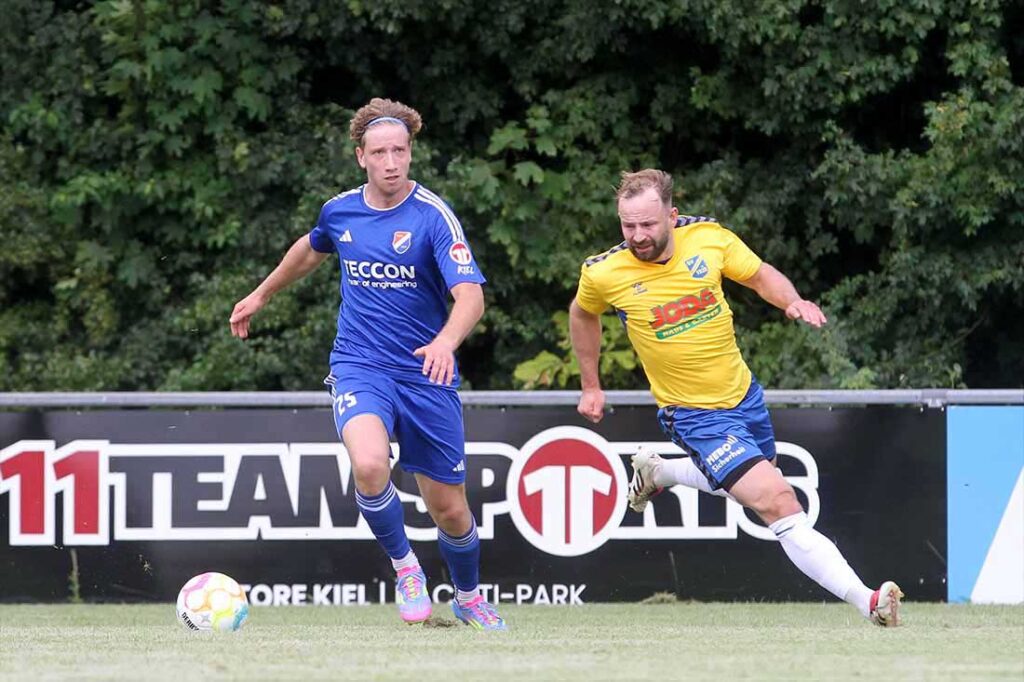 Doppeltorschütze Sören Schnoor am Ball (SpVg Eidertal Molfsee) gegen Jan-Marc Schneider (SV Todesfelde). © 2025 Ismail Yesilyurt
