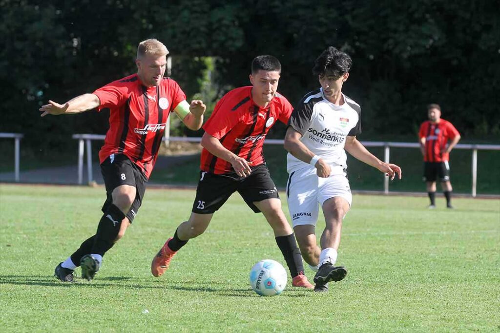 Emre Boz (TSV Kronshagen), hier gegen Yasin Akbulut (Probsteier SG) und Nico Schümann (li.), macht im letzten Spiel mit dem 1-0 alles klar. © 2025 Ismail Yesilyurt