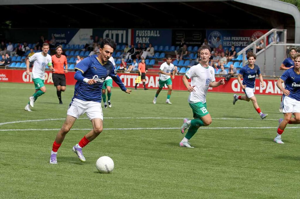 Enes Rüzgar (Holstein Kiel II) bei einen der wenigen Abschlüsse im Strafraum von Dynamo Schwerin. © 2025 Ismail Yesilyurt