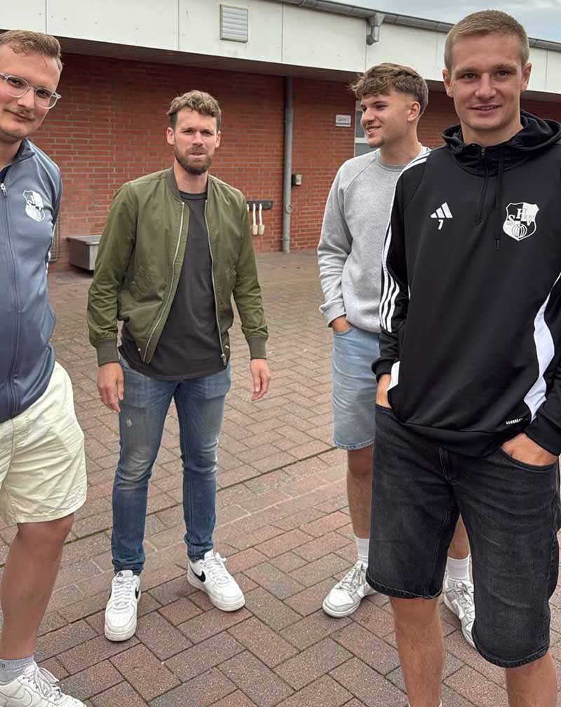 Ex-Profi Christopher Buchtmann (2. v. l.), aktuellster Zugang des Heider SV, schaute sich in aller Ruhe seine neuen Mitspieler an. © 2025 Heider SV Liga GmbH