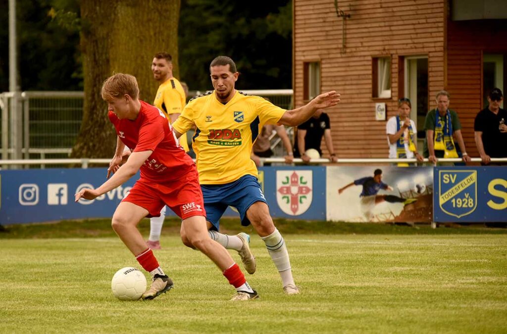 Finn Clausen (Eutin) am Ball gegen Okan Özütemiz (Todesfelde). © 2025 Olaf Wegerich