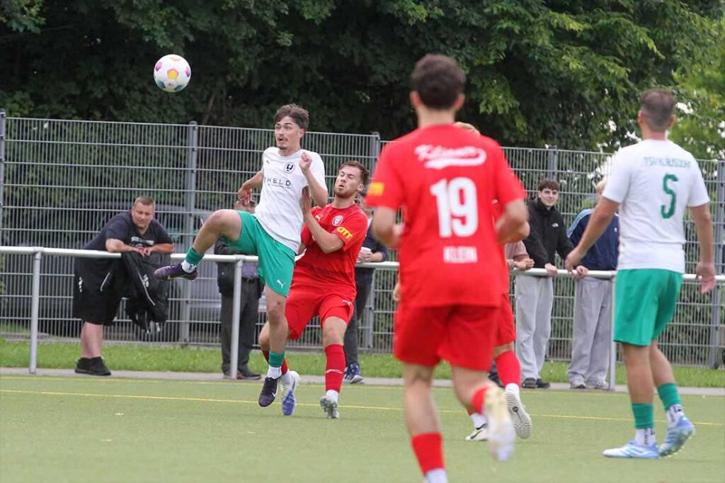 Finn Luca Schwee (TSV Klausdorf), vor Luca Senger (Kilia Kiel) am Ball, krönte seine gute Leistung mit dem 2-3 . © 2025 Ismail Yesilyurt