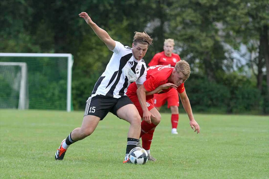 Guter Einsatz von Luca Rathmann (Heikendorfer SV), der gegen Paul Meseberg (Kilia Kiel) den Ball erobert. © 2025 Ismail Yesilyurt