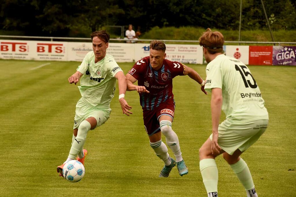Jesper Tiedemann (li., PSV Neumünster) gegen Rene Guder (Weiche Flensburg. © 2025 Olaf Wegerich