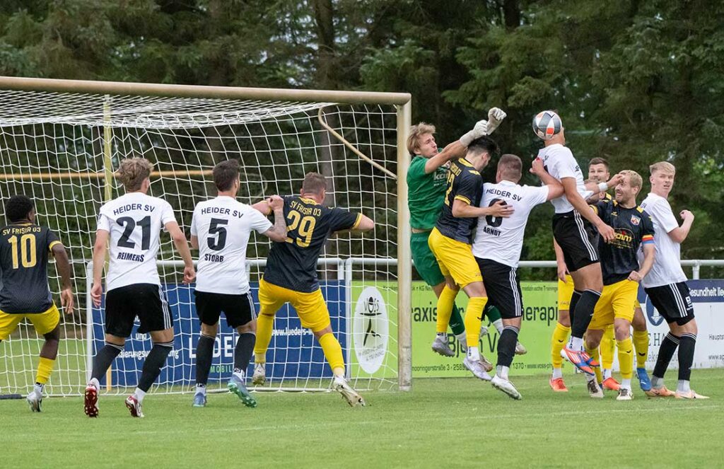 Jorge Hansen (Frisia Risum-Lindholm) machte einen guten Job. Hier bereinigt der Keeper gegen Fabian Arndt und Jonah Gieseler. © 2025 Volker Schlichting.jpg