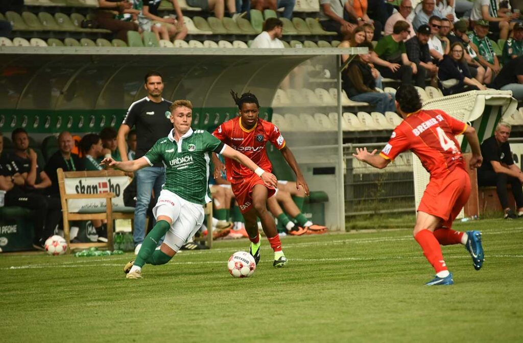 Julian Albrecht (VfB Lübeck) gegen Ilhan Mustzafa Altuntas (Bremer SV). © 2025 Olaf Wegerich