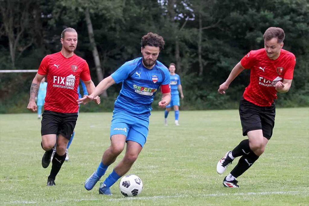 Kapitän Serkan Yildirimer bringt Oberligist Inter Türkspor Kiel gegen den Verbandsligisten SV Wasbek mit 1:0 in Front. © 2025 Ismail Yesilyurt
