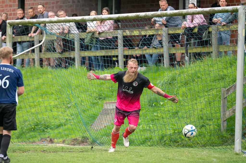 Keeper Kevin Lemke (TSV Linden) hat alle Hände voll zu tun. © 2025 Volker Schlichting
