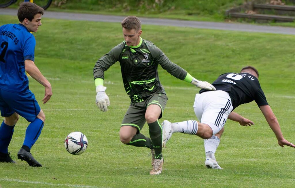 Keeper Ricco Wilkens (Geest 05) hat vor Fabian Arndt (Heider SV) geklärt. © 2025 Volker Schlichting