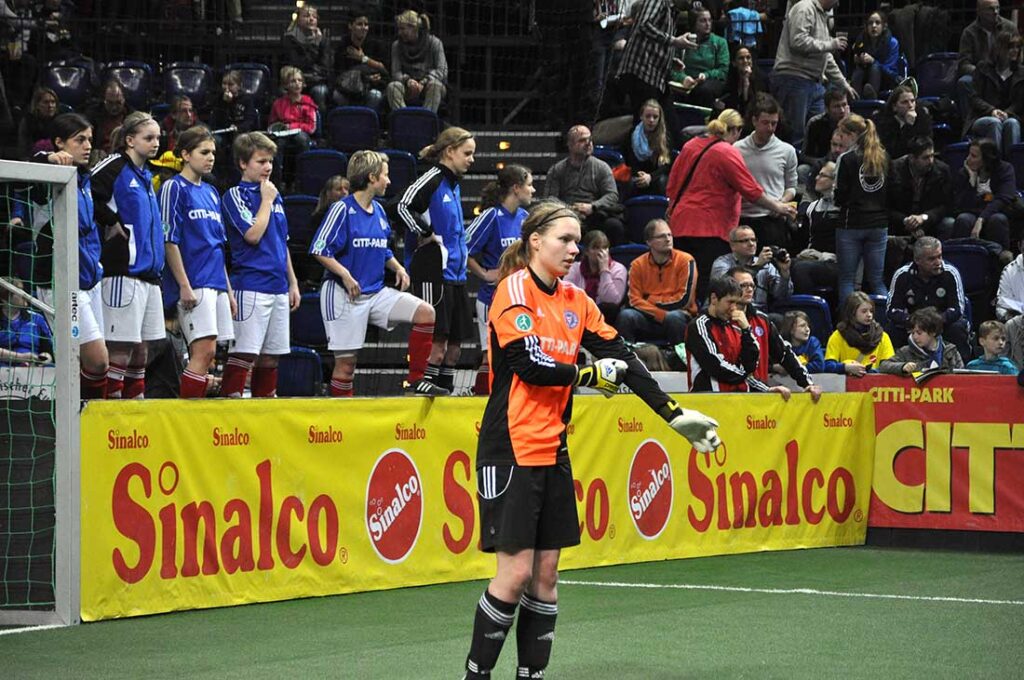 Keeperin Victoria Bendt und die Ergänzungsspielerinnen der Women verfolgen den Ball. © 2025 Ismail Yesilyurt