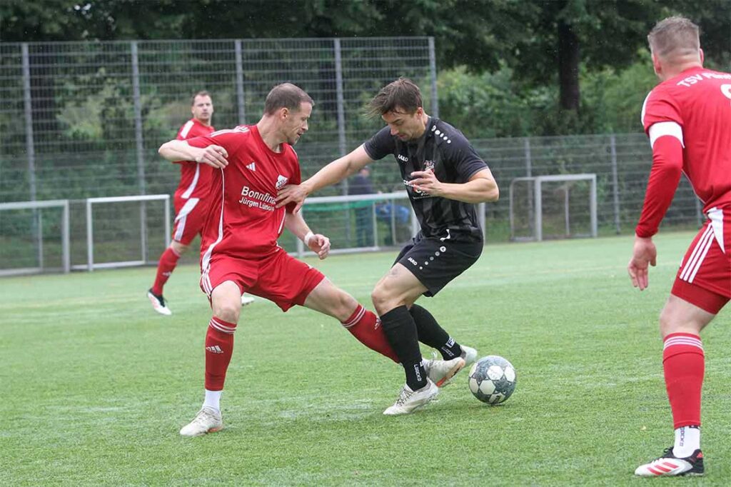 Leistungsträger aus dem Mittelfeld gegeneinander - Lasse Bensch (re., Kieler MTV) und Moritz Hübner (TSV Flintbeck). © 2025 Ismail Yesilyurt