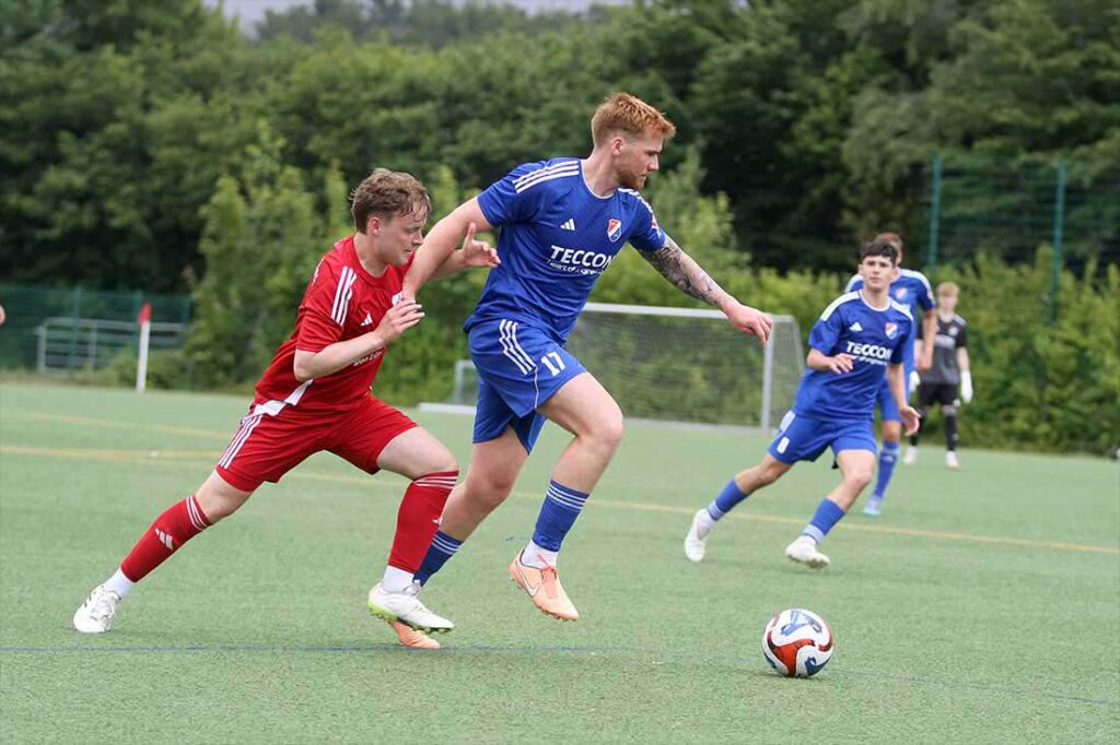 Leon Lembke (SpVg Eidertal Molfsee), der im noch nicht ganz schmerzfrei spielen kann, am Ball gegen Chris Rober (TSV Flintbek). © 2025 Ismail Yesilyurt.