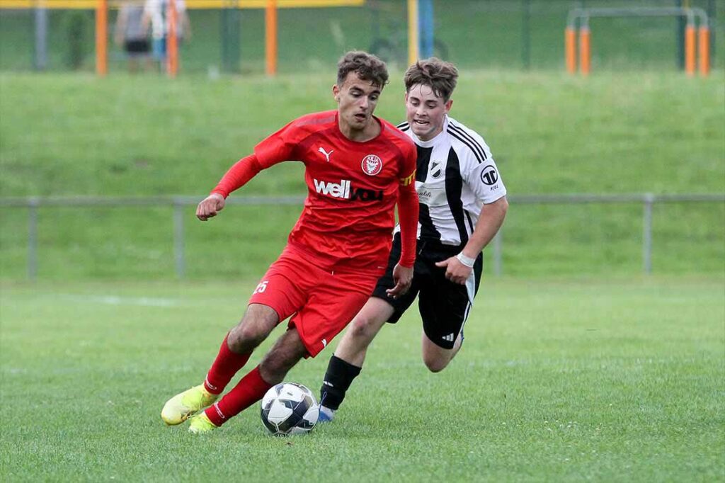 Linus Mordhorst (re., Heikendorfer SV) und Drilon Trepca (Kilia Kiel) präsentierten gute Zweikämpfe. © 2025 Ismail Yesilyurt