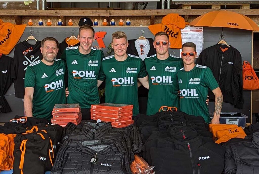 MTSV-Verkaufsexperten (v. l.) - Lars Butenschön (Förderverein MTSV), Momme Boye, Fabin Engbrecht, Henrik Schnoor und Killian Pingel © MTSV Hohenwestedt